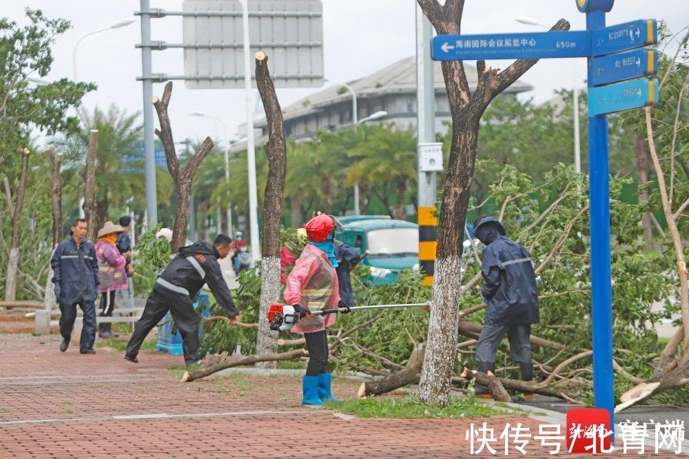 观海|台风“圆规”来袭 海口西海岸沙滩被海浪淹没