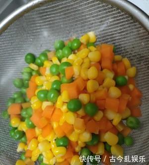 谁说鸡胸肉没美味，营养的鸡胸肉加上丰富蔬菜，鸡胸肉炒三丁