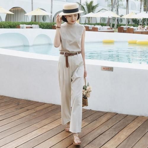 街拍美女：清新短袖格子衬衫配阔腿裤，很显运动感