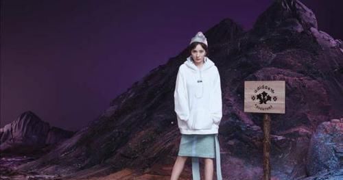 奔五的女人，穿衣不要太繁琐！初冬学会这样搭，越简单越高级