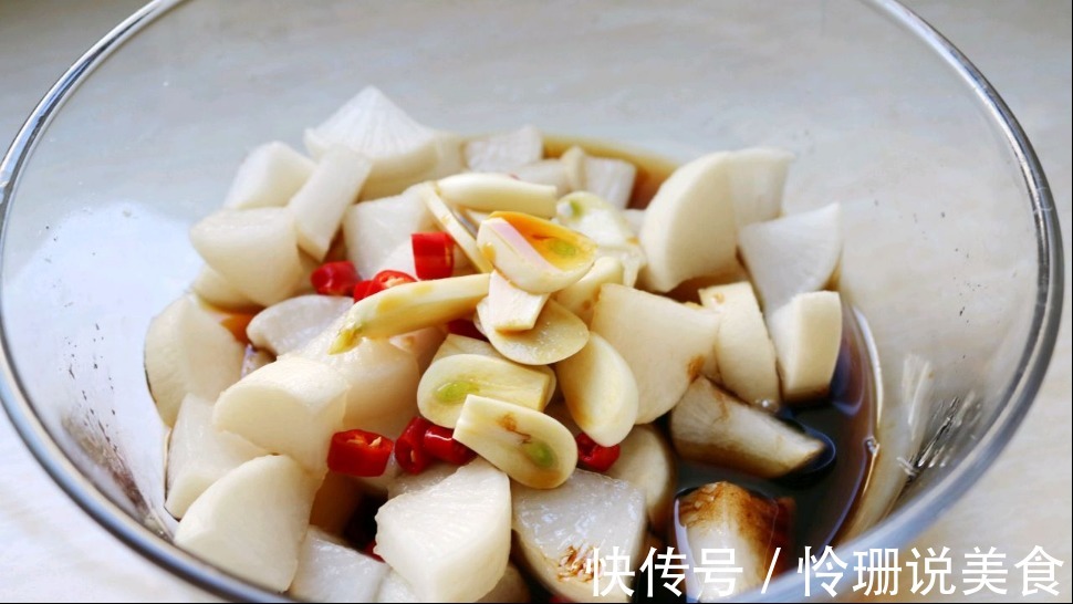 白萝卜新吃法,腌制成爽口小菜,酸辣开胃很好吃!