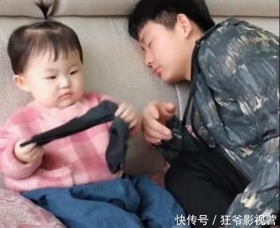演技|爸爸闻自己袜子假装晕倒,女儿看后飙演技,网友:这是真熏晕了!