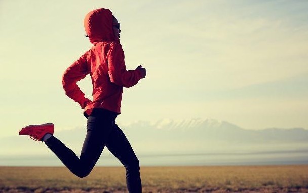 健身房|晨跑30分钟和晚上健身60分钟的人,两者的身体素质区别