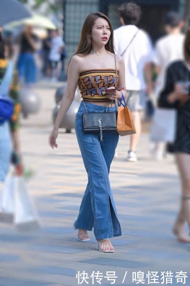 街拍美女:115斤的辣妈,短款小上衣搭配喇叭裤,网友:皮肤好白