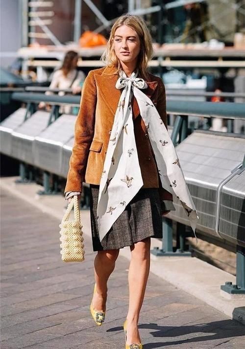 “灯芯绒”重回时尚圈，舒适保暖又显瘦，时髦精们都穿上了