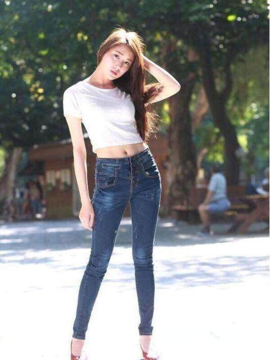 美女 时尚俏皮的牛仔裤美女,穿出有格调的靓丽女神气质!