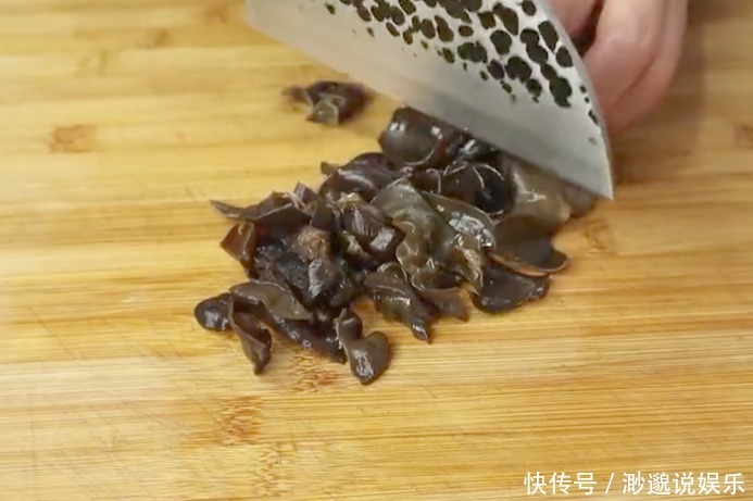 饭菜|买把芹菜回家做道好吃的,鲜香美味,一口清脆,是道不错的下饭菜