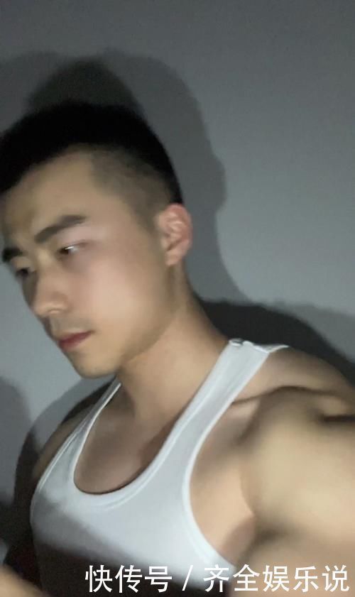 自律|空少小哥健身日常,胸毛腹毛连成线,满身精肌太可了!