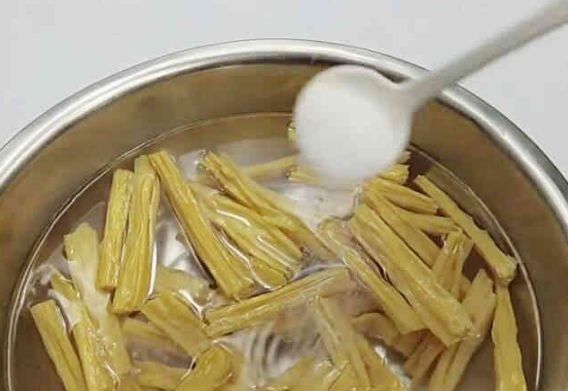 腐竹别直接用清水泡，多加2样，10分钟泡开，柔软有弹性，没硬芯