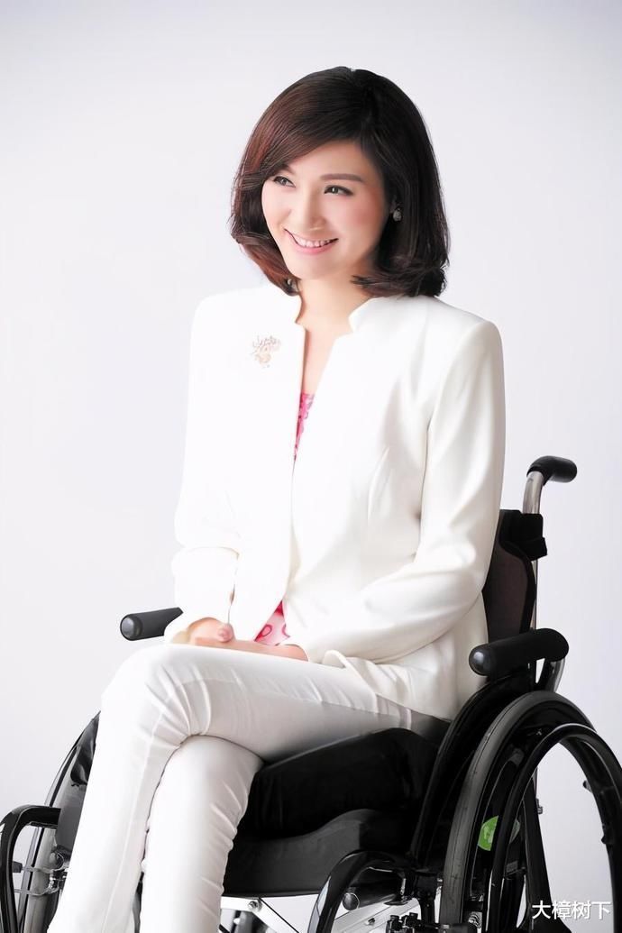 著名主持人|著名主持人狂奔千米后,5分钟内全身瘫痪,如今41岁坐轮椅无人娶