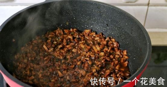 拌面还是香菇肉酱好吃，经典的味道，顺滑劲道！