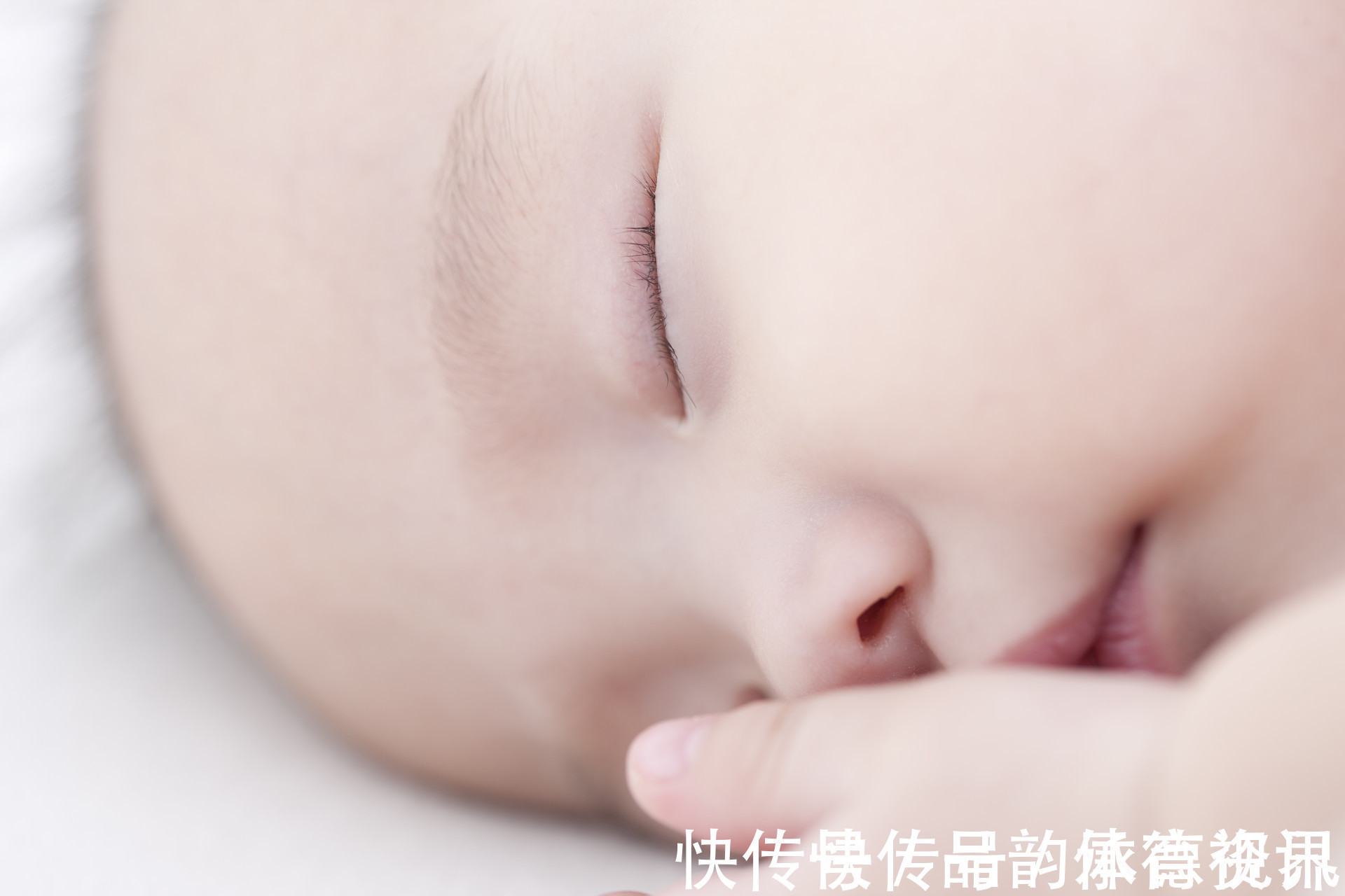 睡眠质量|婴儿睡觉时为什么妈妈一走就秒醒？3个原因，只有妈妈才懂