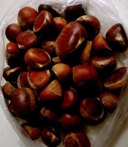 板栗难剥不好开口？用牙咬不明智，只需3招，板栗快速去壳，干净