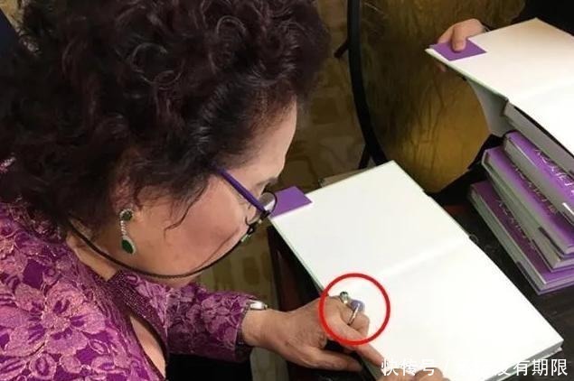 翡翠手镯|她被誉为“翡翠皇后”,出席一场活动身戴四件极品翡翠,霸气十足