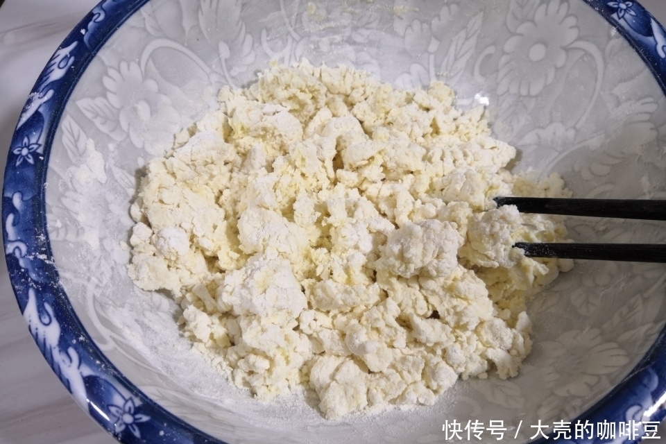 宝妈|用牛奶和苹果做饼,当早餐太赞了,大人孩子喜欢,网友:聪明做法