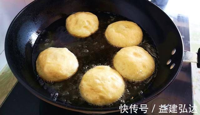 1碗面粉4个鸡蛋，不用烤箱，教你用平底锅做面包，比蛋糕还好吃