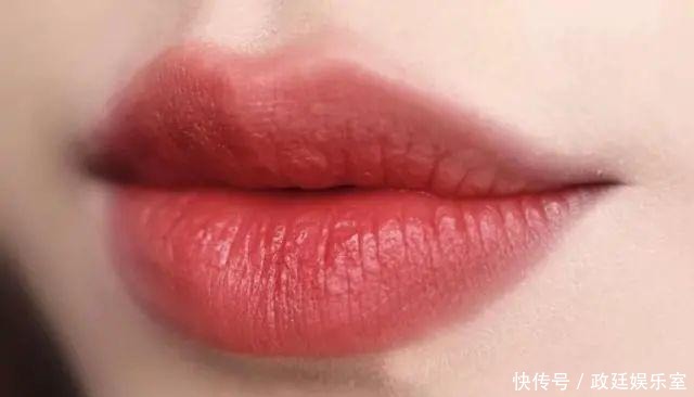 小姐妹|涂口红别再“抿嘴”了,会化妆的女生都这样做,唇感高级还持久