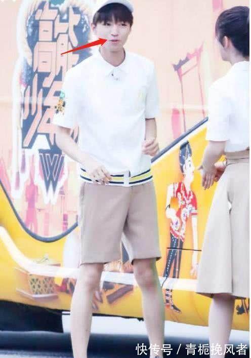 王俊凯|王俊凯和她手牵手，小凯不仅没有害羞，还笑得可甜了