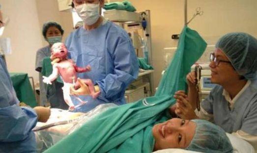 护士|26岁产妇顺产双胞胎，护士抱来孩子，爸爸吓得大声叫医生