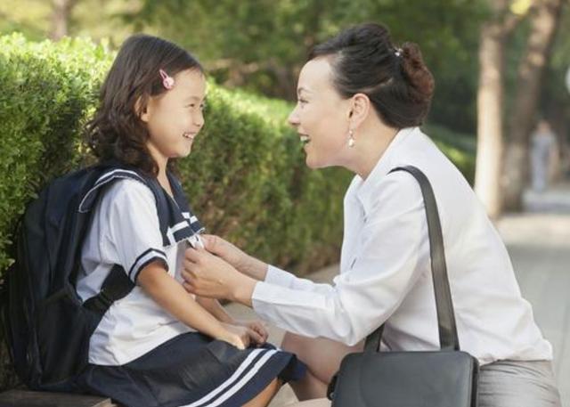 新知识|“最年轻姥姥”走红,抱外孙逛商场像母子,网友直呼:姥爷太幸福