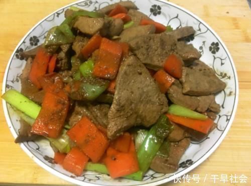 夏天,宁可少吃猪肉,也要多吃此菜,气血足了,双眼也明亮了