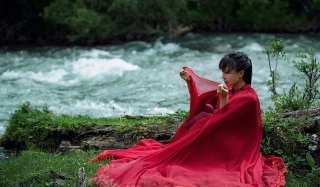 如果說(shuō)李子柒的生活對(duì)我們不切實(shí)際，那她穿的衣服我們倒能學(xué)學(xué)