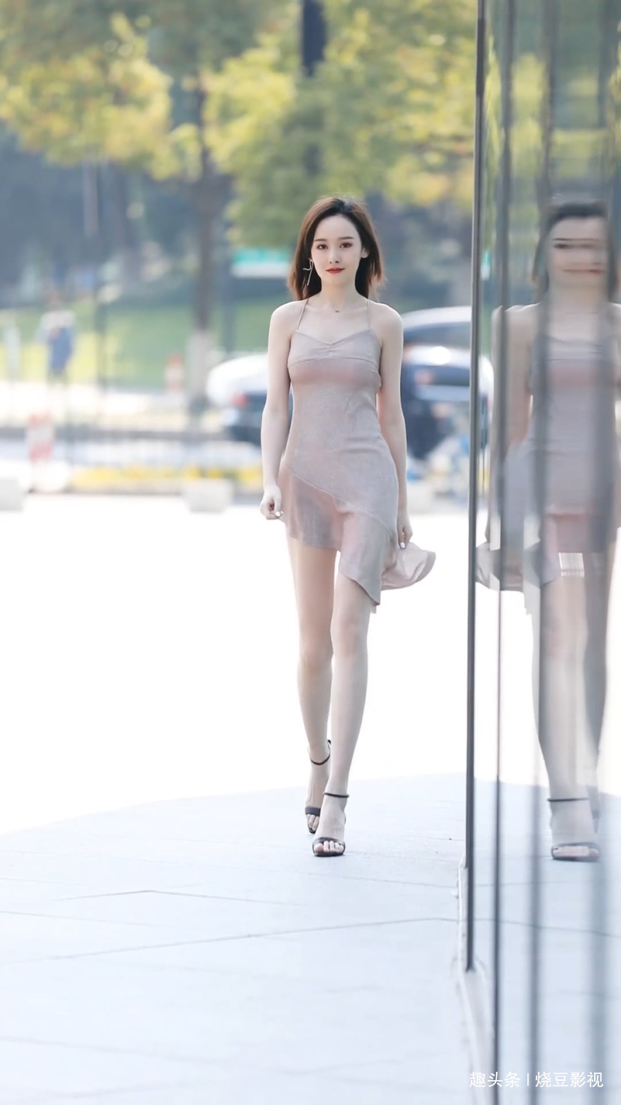 街拍颜值超高的美女,身穿一袭肉色连衣裙,大长腿一览无遗