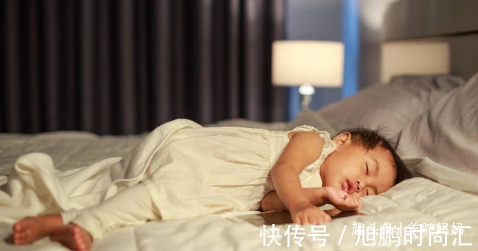 受凉|宝宝晚上睡觉“不盖被”,为啥也不会受凉生病?新手父母该了解