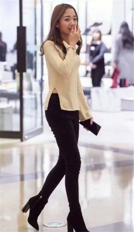 街拍：美女身材好就是这么自信，闺蜜的大长腿也十分吸睛