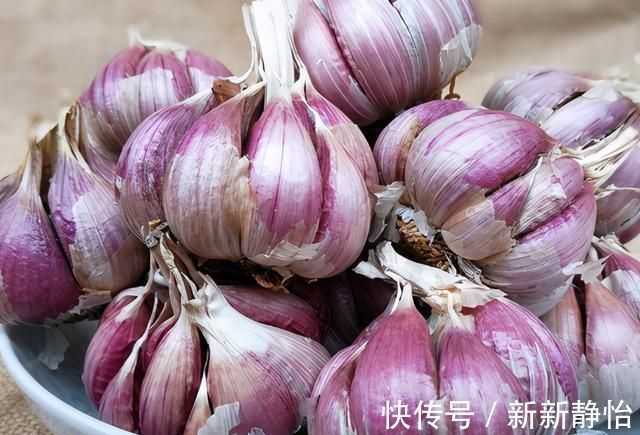 腌腊八蒜，直接放醋里泡就错了，学会1招，蒜瓣碧绿香脆，用时短