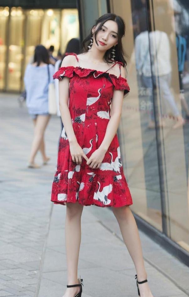 时尚女郎偏爱吊带连衣裙，简约又时尚，红色花纹中国风的感觉