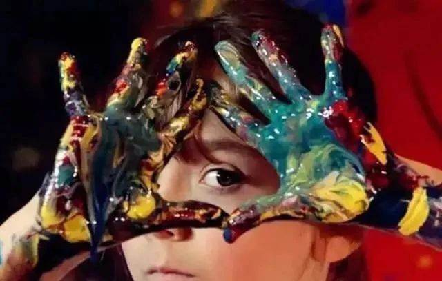 神童|绘画神童安莉塔,2岁开始创作绘画,4岁举办个人画展