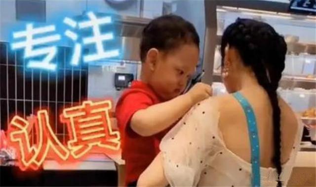 直男|宝妈穿露肩装抱娃出门,“直男宝宝”担心妈妈走光,不停往上拉
