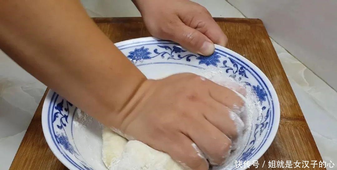 面团|爱吃烧饼的要收藏了,开水一烫,个个松软香甜,学会都能开店了