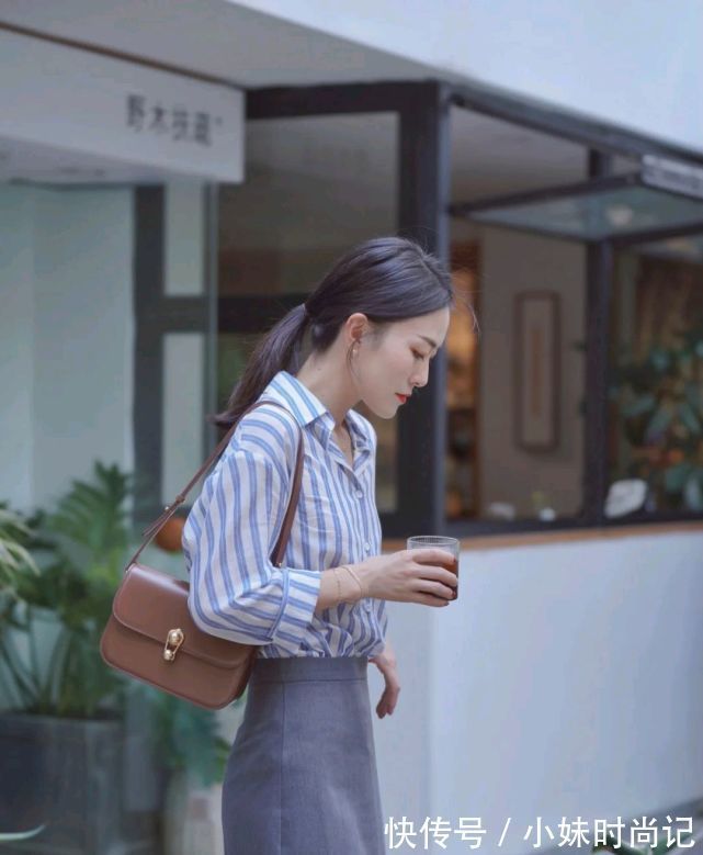 波点|成熟女人的早秋穿搭如何搭配?可以选择简约款,呈现出优雅大方