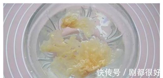 银耳|秋天肝火旺,常吃它,皮肤白皙透亮,痘痘没了,一觉睡到天亮!