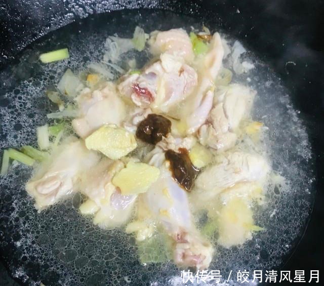 鸡肉焖腐竹，肉质鲜嫩，下酒下饭都不错