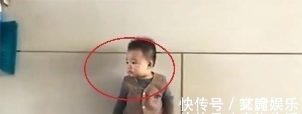 小袁|1岁宝宝犯错被“罚站”，无辜卖萌的样子，让妈妈瞬间就心软了