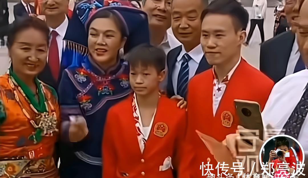 获得者|大叔大妈把全红婵围起来!红姐的表情挺无辜,师兄在一旁笑得尴尬