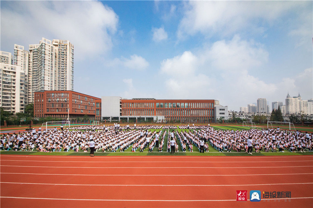 海信|浓浓尊师意 款款爱师情！海信学校这场教师节仪式感拉满