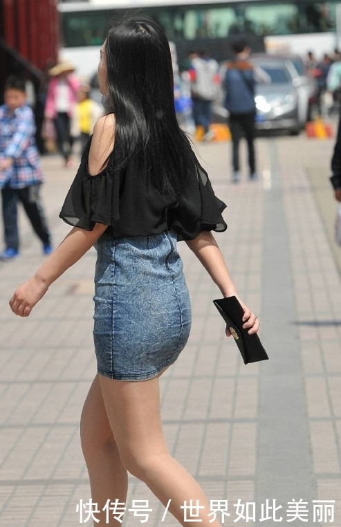 街拍：时尚短裙有亮点，穿出优雅身姿，很有时尚感！
