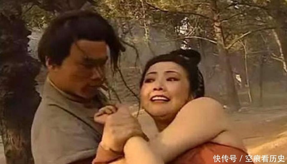 嫉恶如仇的武松就连猛虎都要打死,为何对孙二娘却是搂住不打?