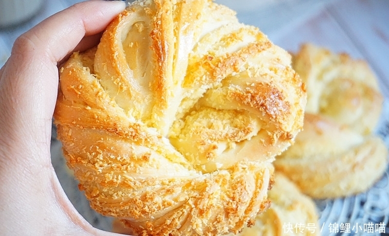 面团|面包店热卖的椰蓉面包圈,自己在家做特简单,满屋飘香,外脆内软