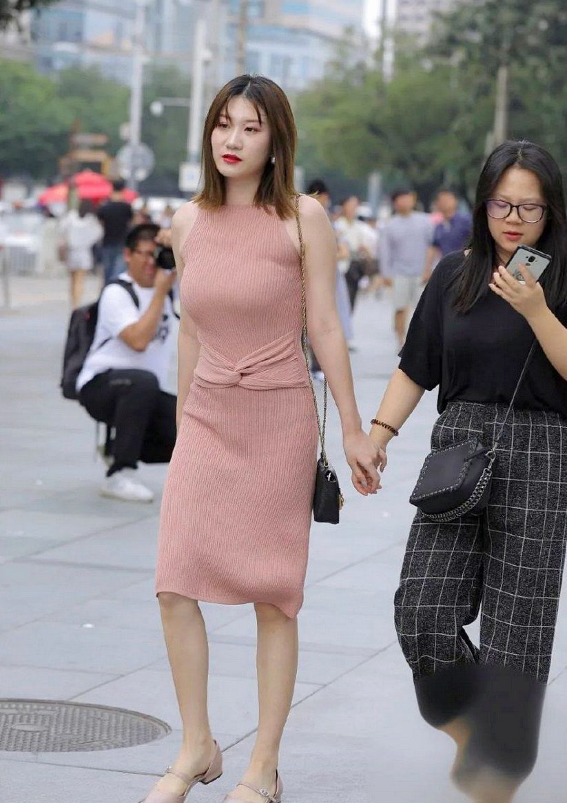 原封不动|粉色连衣裙搭配黑色精致包包,干净利落