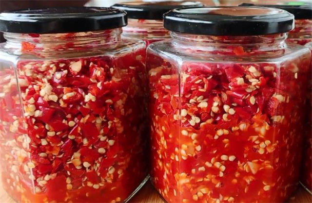做剁椒酱的季节到了,20年秘制配方告诉你,又香又辣,拌啥都好吃