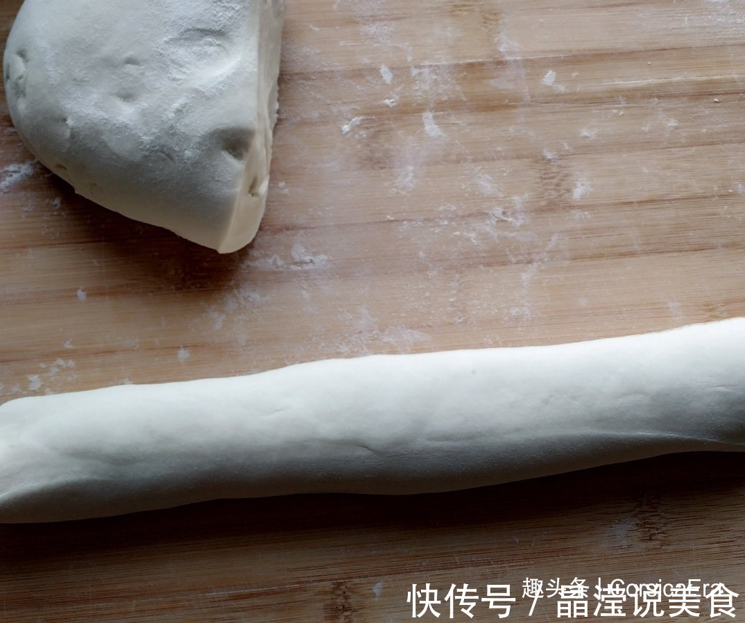 胡萝卜香菇馅饼，颜色金黄，咬一口味道鲜美，香味扑鼻