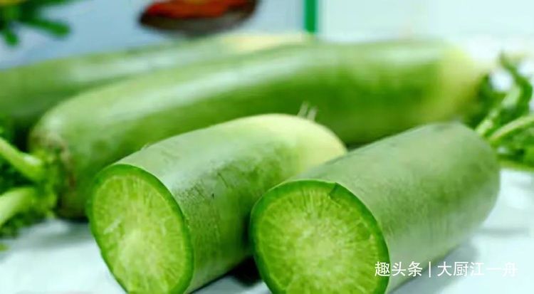 入冬后多吃萝卜，教你4种新吃法，营养解馋，端上桌全家抢着吃