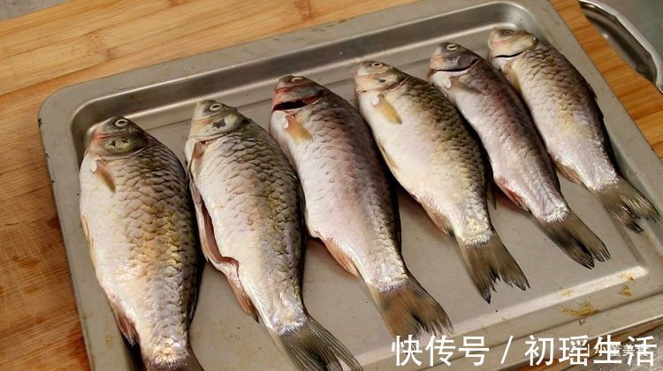 小鱼|炸鱼时，有人用淀粉有人用面粉？都不对，大厨教你正确做法