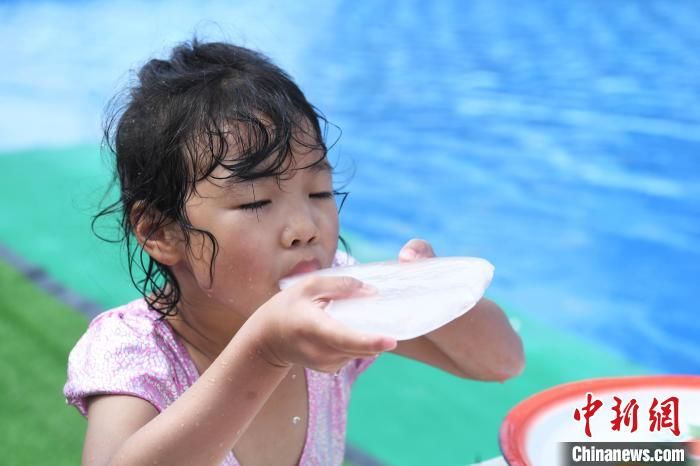 陳超|重慶民眾“冰吻” 挑戰(zhàn)迎小暑