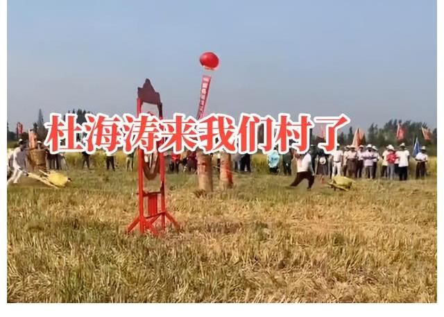 湖南臺(tái)|力挽口碑？湖南臺(tái)主持人到農(nóng)村錄節(jié)目，杜海濤在田地里吃飯不嫌臟